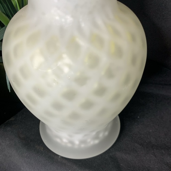 Vintage creamy white satin glass vase made by Larry Lasko for Mikasa - Picture 2 of 9